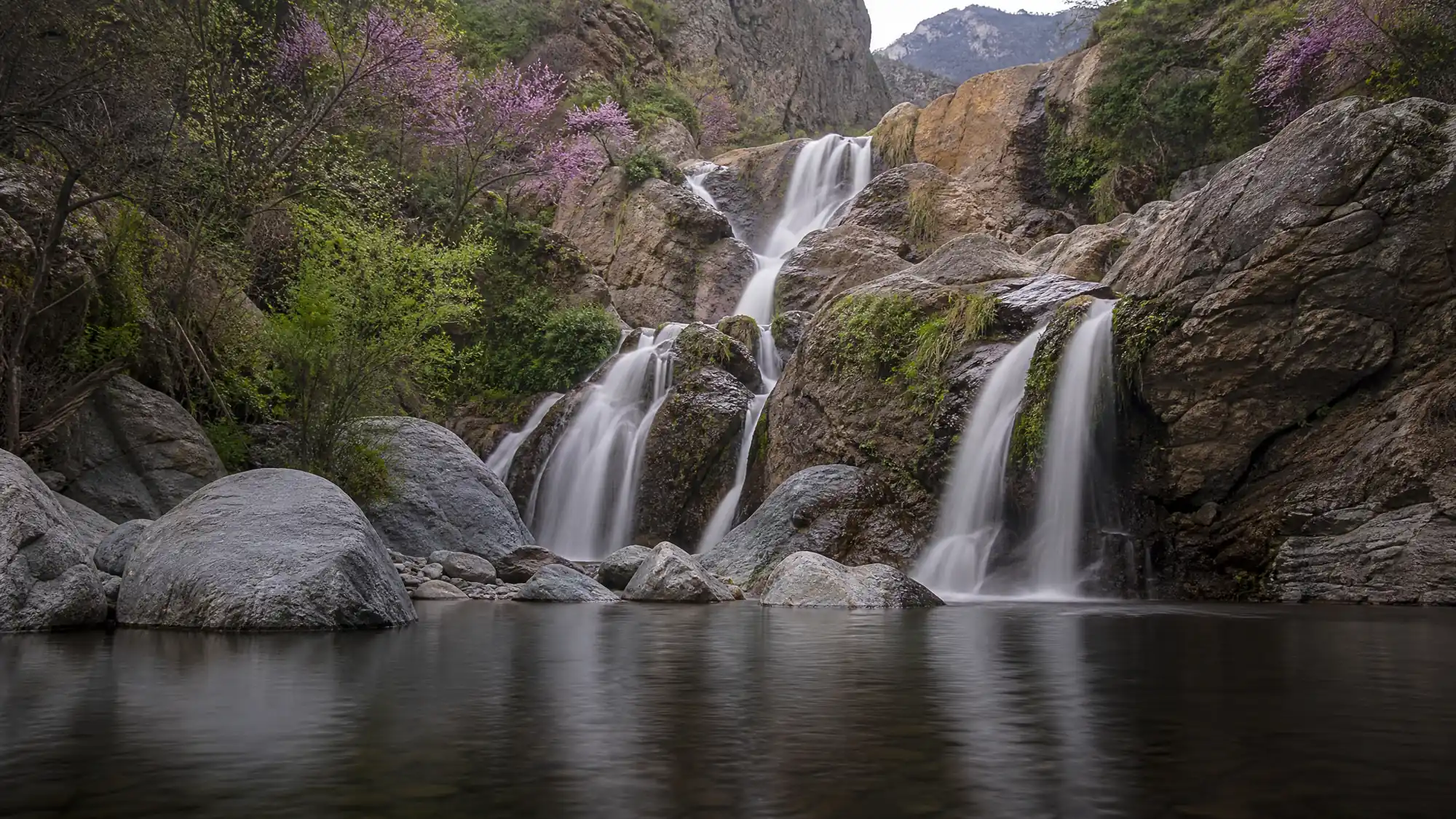 Sept cascades étagées coulent au-dessus du village berbère de Setti Fatma. Rejoignez les bassins inférieurs par une randonnée de 40 minutes, ou attaquez les sentiers supérieurs escarpés.