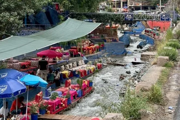 Restauration au bord de la rivière avec assises colorées dans la vallée de l'Ourika
