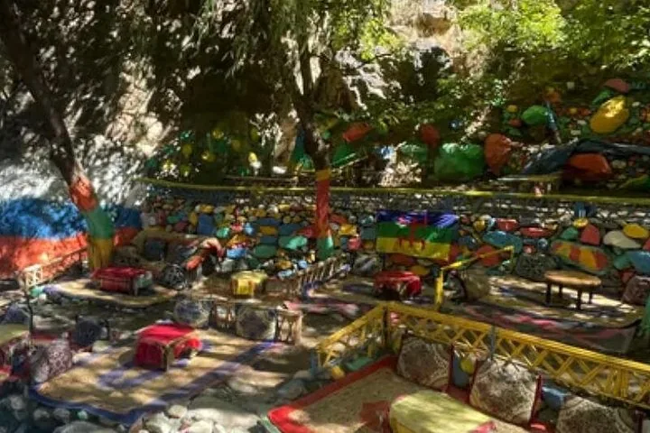 Rochers peints colorés et coin détente dans la vallée de l'Ourika