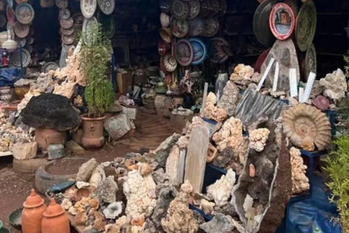 Boutique locale vendant de la poterie et des minéraux dans la vallée de l'Ourika