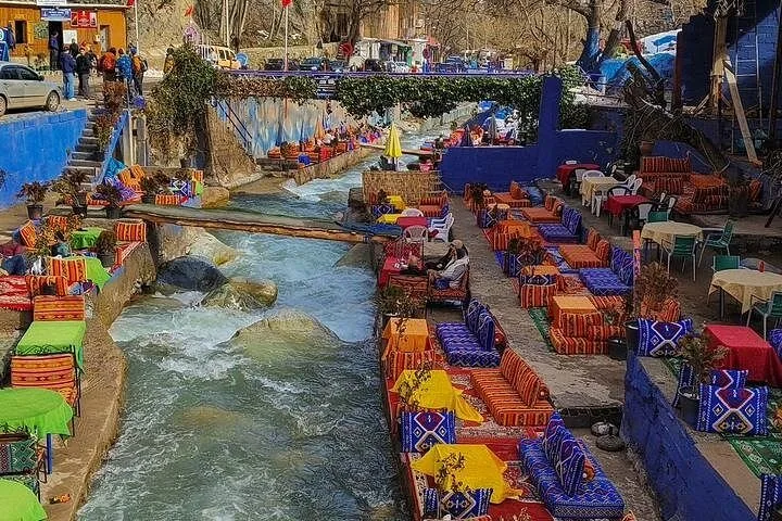 Cafés au bord de la rivière avec places assises colorées dans la vallée de l'Ourika