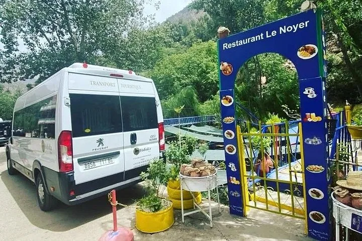 Personnes se rafraîchissant au bord de la rivière dans la vallée de l'Ourika