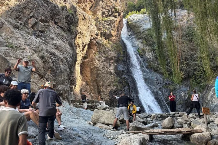 Touristes à dos de chameau dans le paysage marocain