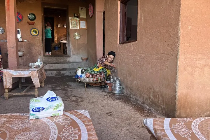 Wanderer auf felsigem Gelände nahe den Ourika-Wasserfällen